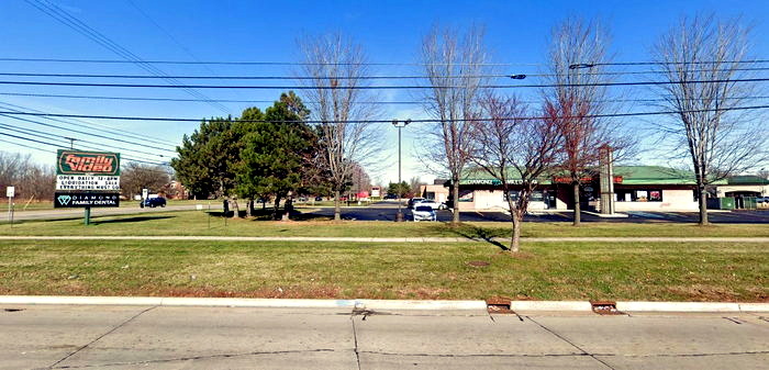 Family Video - Sterling Heights - 39036 Dequindre Rd (newer photo)